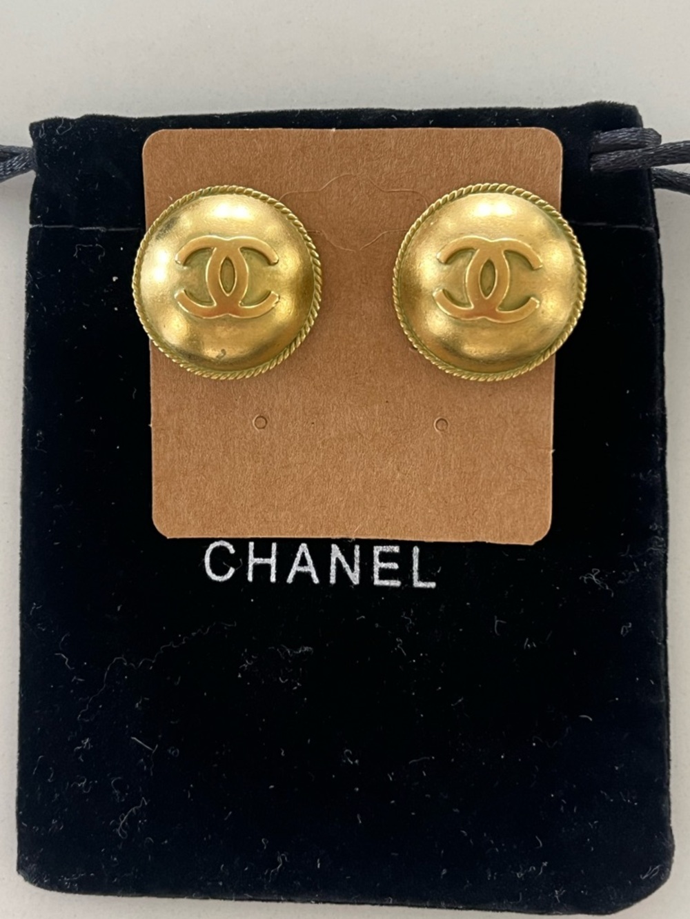VINTAGE Chanel 1995 Spring CC Logo Round Rope ~1” Button Clip-On Earrings Gold - Picture 13 of 14